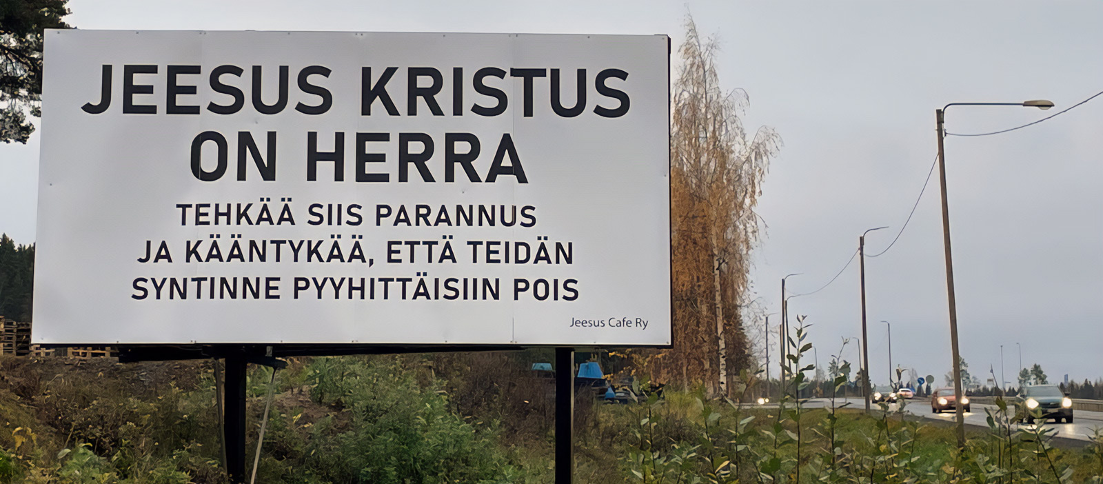 Esimerkki Jeesus Kristus on Herra -plakaatista tienvarressa, noin 50 neliömetriä